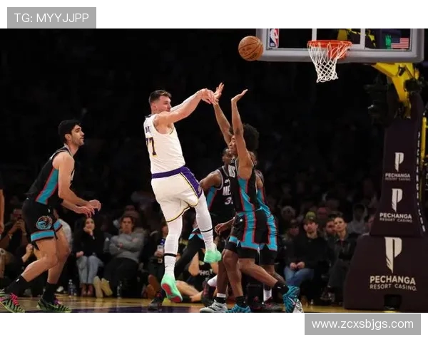 灰熊大战湖人巅峰对决 星光璀璨的西部赛场激烈角逐 灰熊大战湖人巅峰对决 星光璀璨的西部赛场激烈角逐